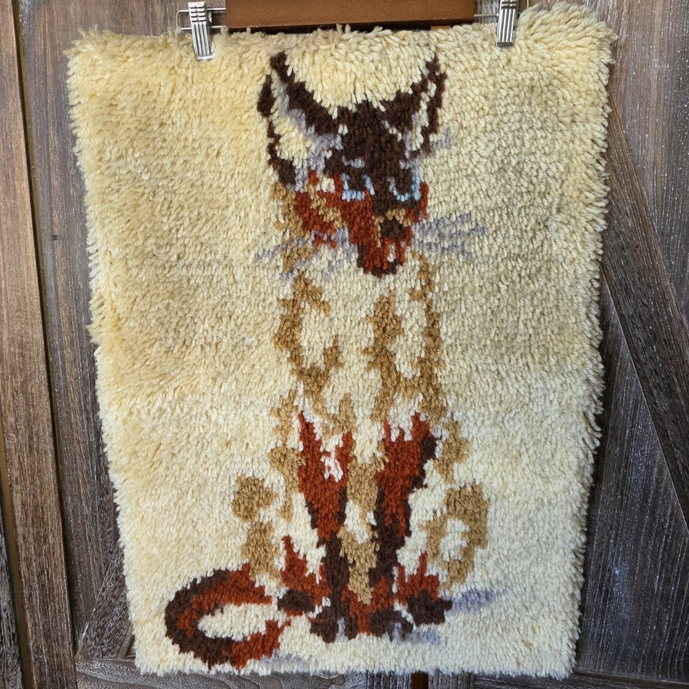 Wall Hanging Latch Hook Cat Gray Brown Beige Vintage 27" x 20" Home Decor
